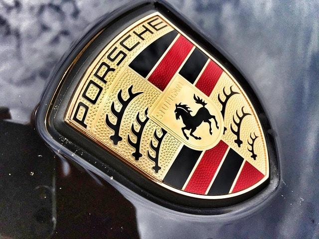 Porsche Embleem op auto